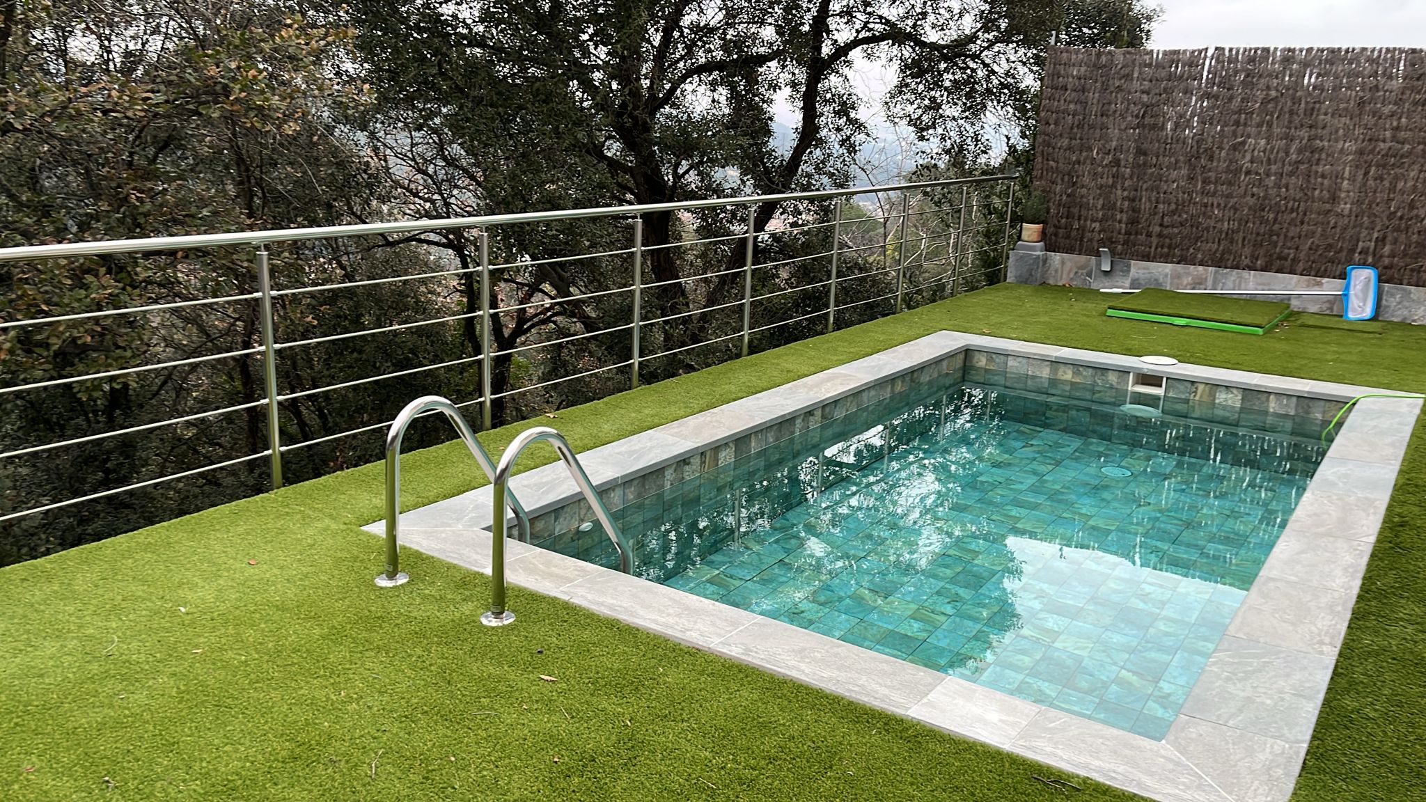 Piscina privada moderna en España